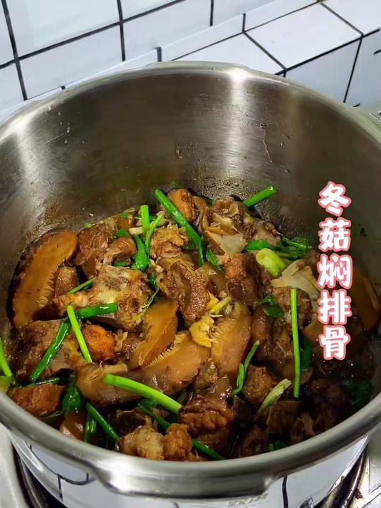 谁能拒绝这一锅冬菇焖排骨：冬菇软嫩多汁，排骨香而不腻，肉烂脱骨