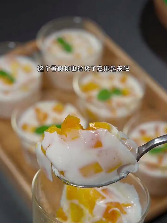 暑假和孩子一起在家做牛奶芒果布丁