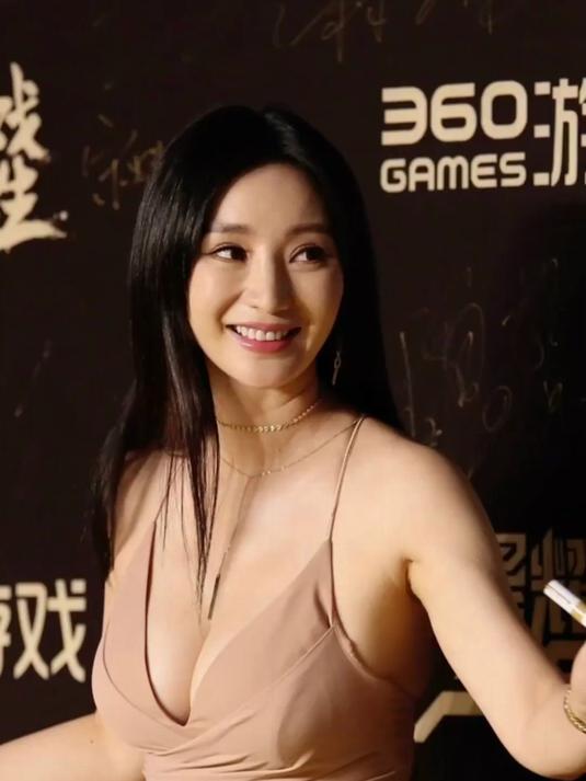 柳岩吊带鱼尾裙太美了