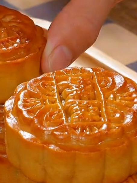 这是最近比较火的蛋黄月饼做法