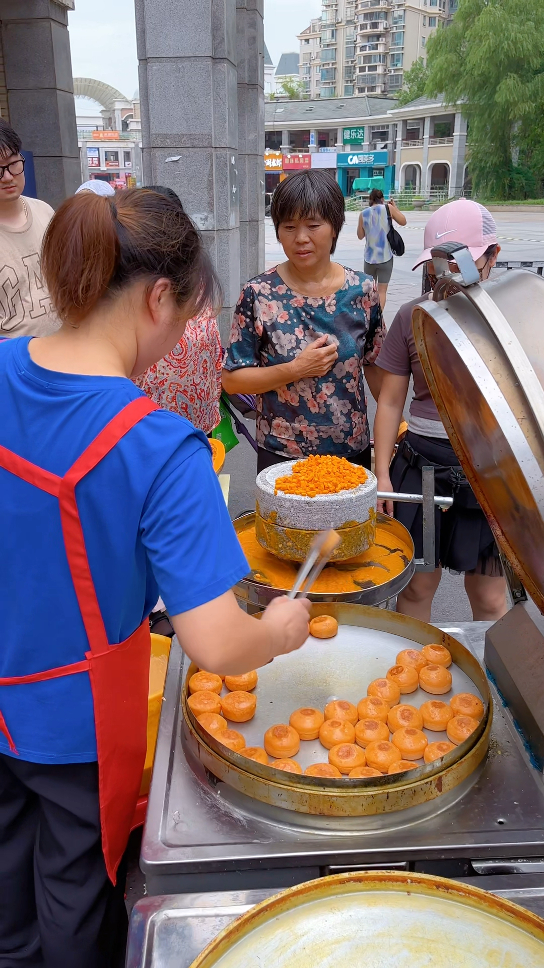 南瓜饼做法:南瓜800克,面粉900克,糯米粉100克,糖60克,酵母6克,水700克,牛