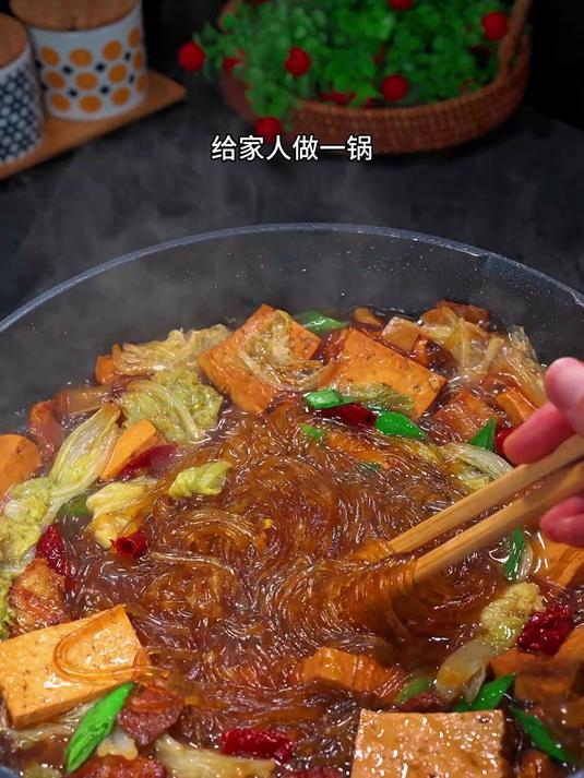 天气越来越冷了，给家人做一锅猪肉白菜炖粉条