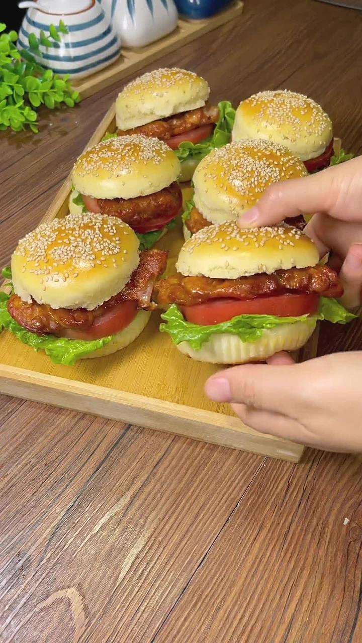 自制奥尔良鸡腿堡,干净卫生又好吃,味道不比买的差哦