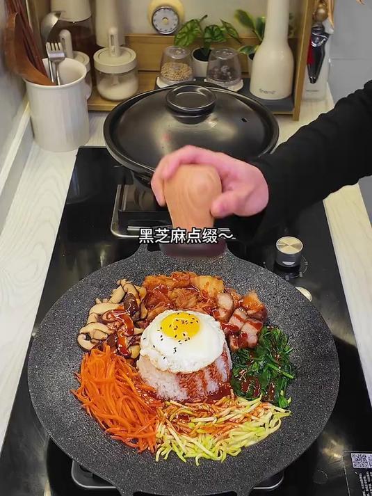 今日菜单 -韩式拌饭 -韩式豆腐汤 -香煎五花肉 -……
