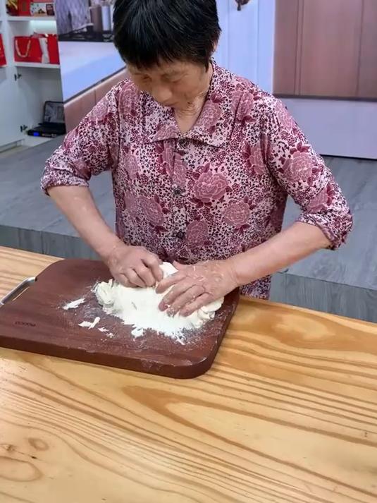 揉面还在砧板上吗?硅胶揉面垫不粘面、不打滑,好打理折叠好收纳