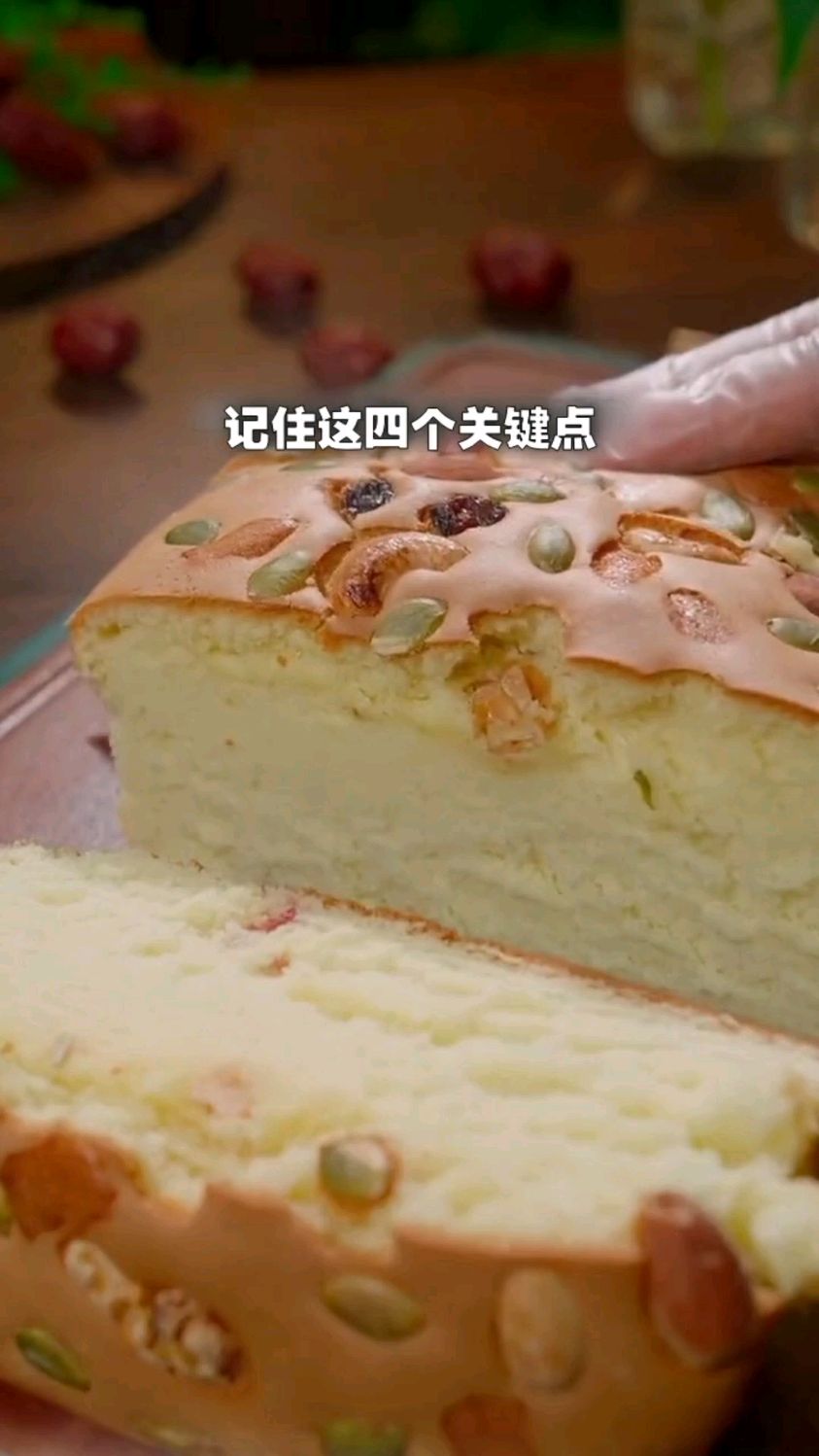 以后啊你就按照我这个方法,在家自己做蛋糕真的很简单