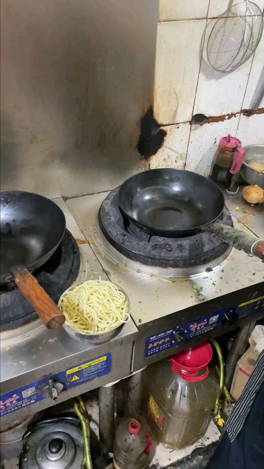 来香市不一定吃烩面,但一定要吃的香辣面!