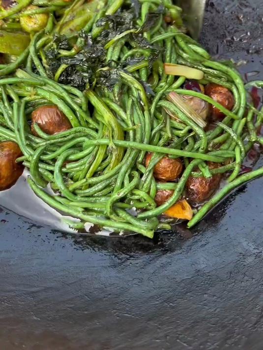 老妈起园土豆做油焖咸菜,搭配白粥超香