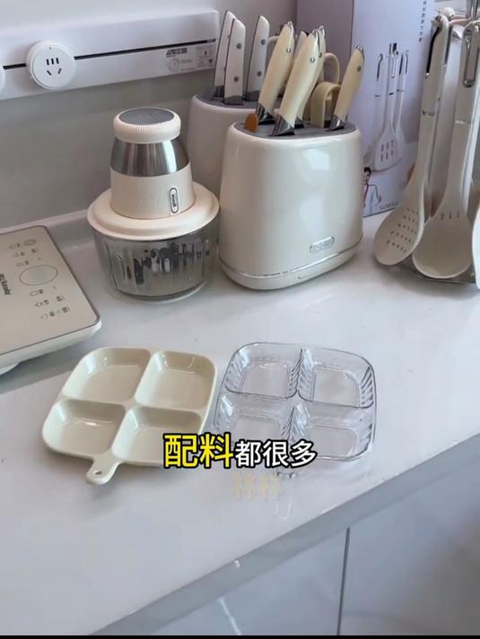 这款 四分格配菜盘 用来放配菜,干料,蘸料,干果零食都很合适