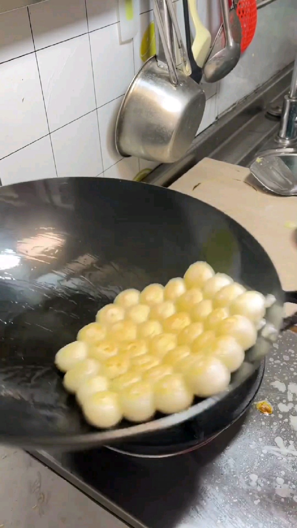 今天冬至,有吃饺子的习俗,也有吃汤圆的习俗。