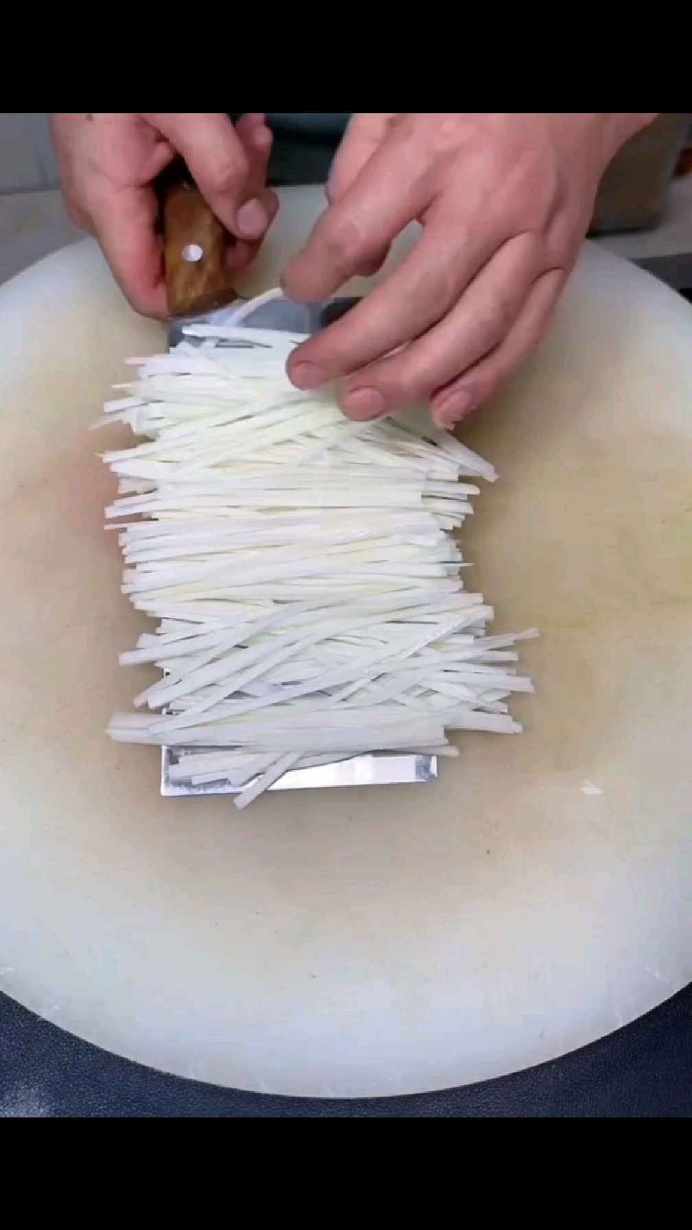 白菜切丝,凉拌特别好吃,美味