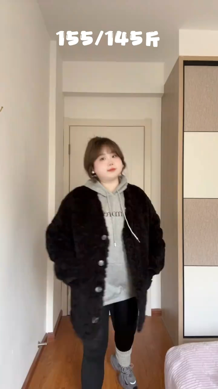 适合胖妹妹的韩系卫衣+鲨鱼裤穿搭