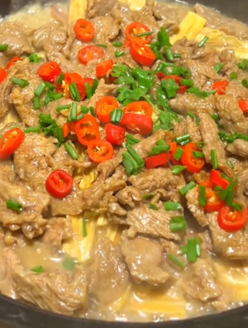 用吊龙肉给家人做了最爱的腐竹牛肉煲,牛肉滑嫩入味,大家都爱吃