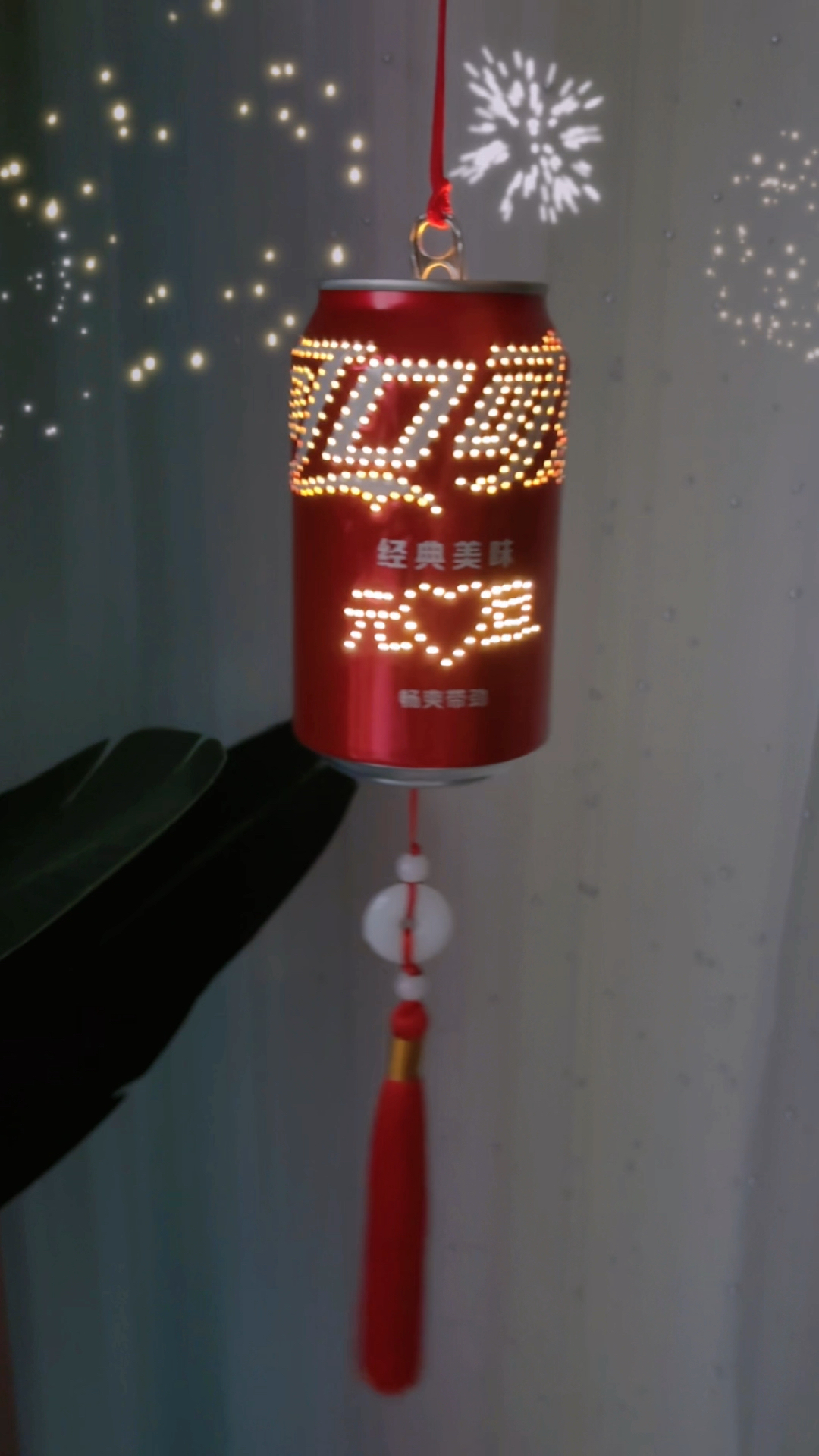 元旦马上到了,用可乐瓶做个简单又好看的新年手工灯笼吧