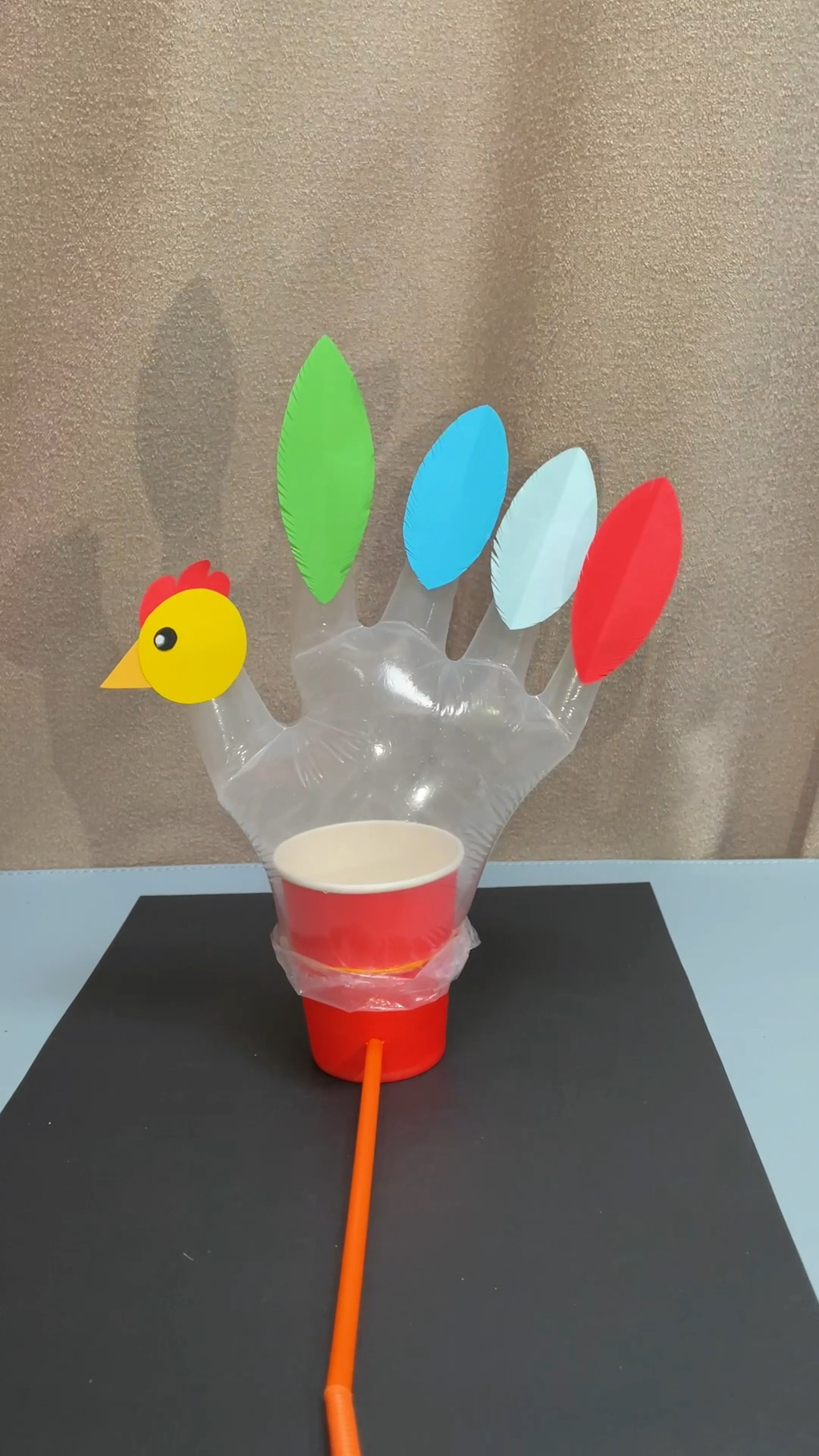 用一次性手套不要丢,给孩子做一个好玩的吹气小公鸡。太好玩了,还能锻炼孩子的肺活量