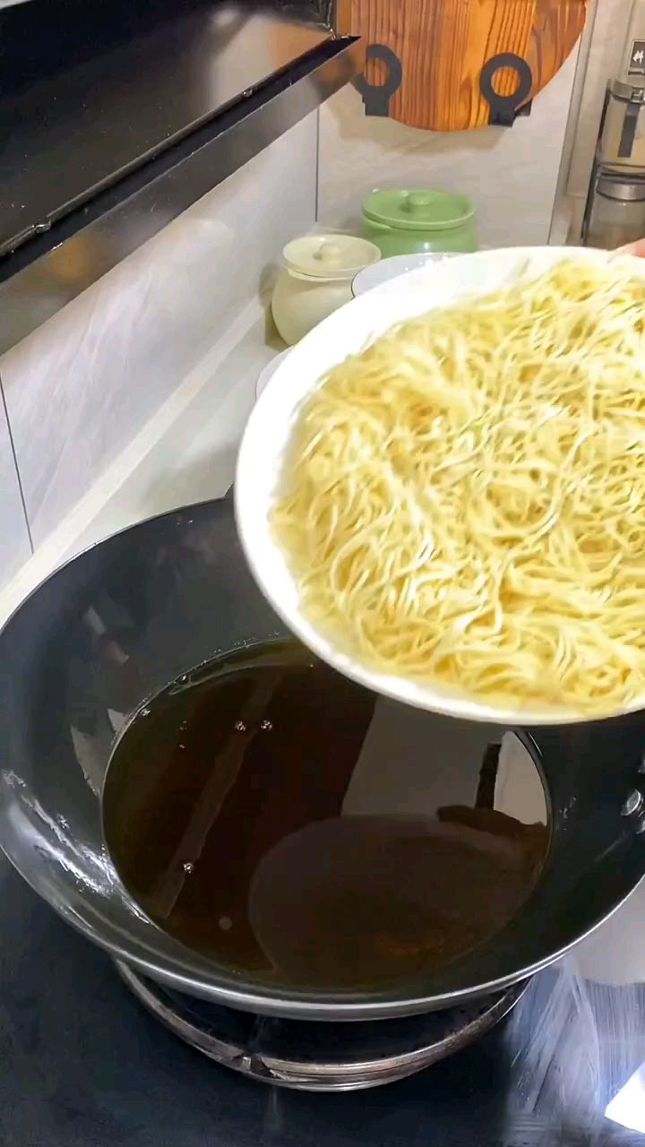 吃过河南的卤面、焖面,你一定要试试这个过油炒面,吃起来脆脆的,香而不腻
