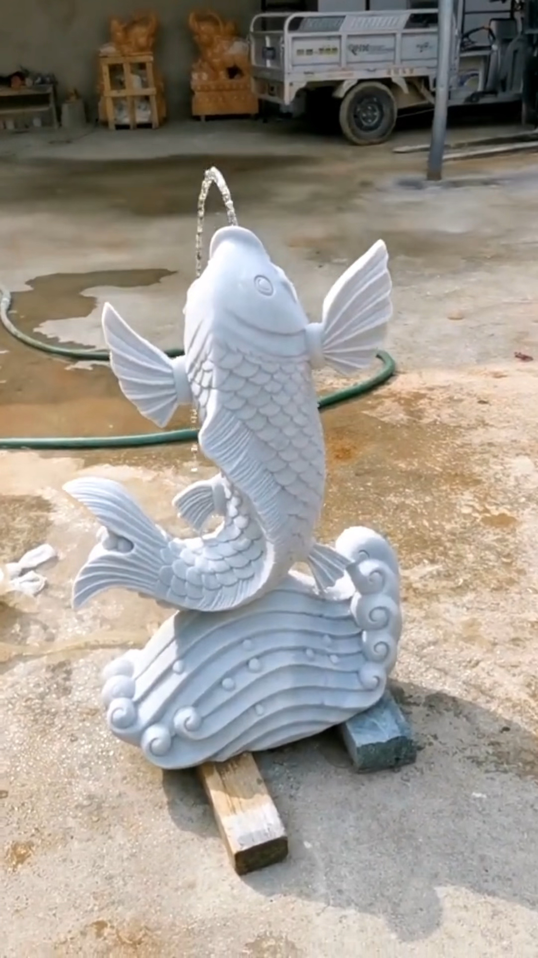 汉白玉石料加工的喷水的石雕鱼