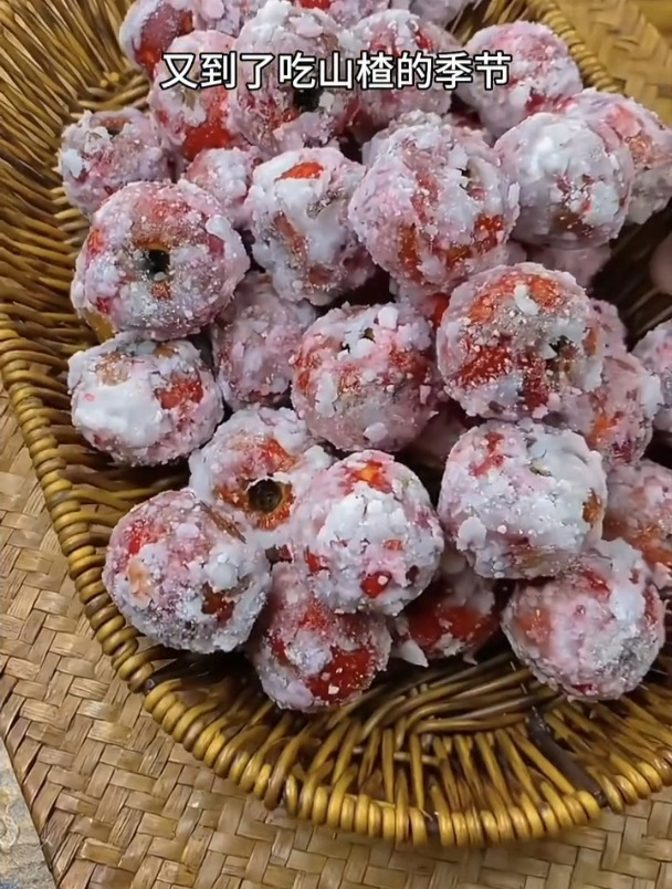 裹满糖衣的山楂真的超级好吃,糖炒山楂雪球