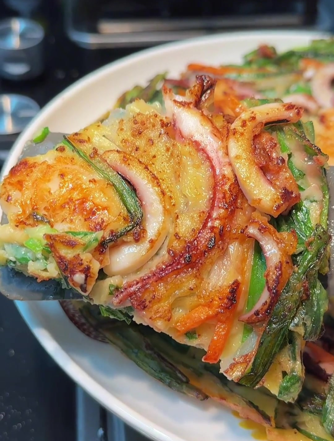 刚出锅的海鲜韭菜饼,焦香焦香的,满满的虾仁和鱿鱼真的太好吃了