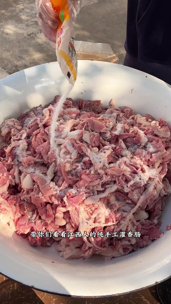 冬天的第一顿腊香肠,简单加个蒜苗炒就好香