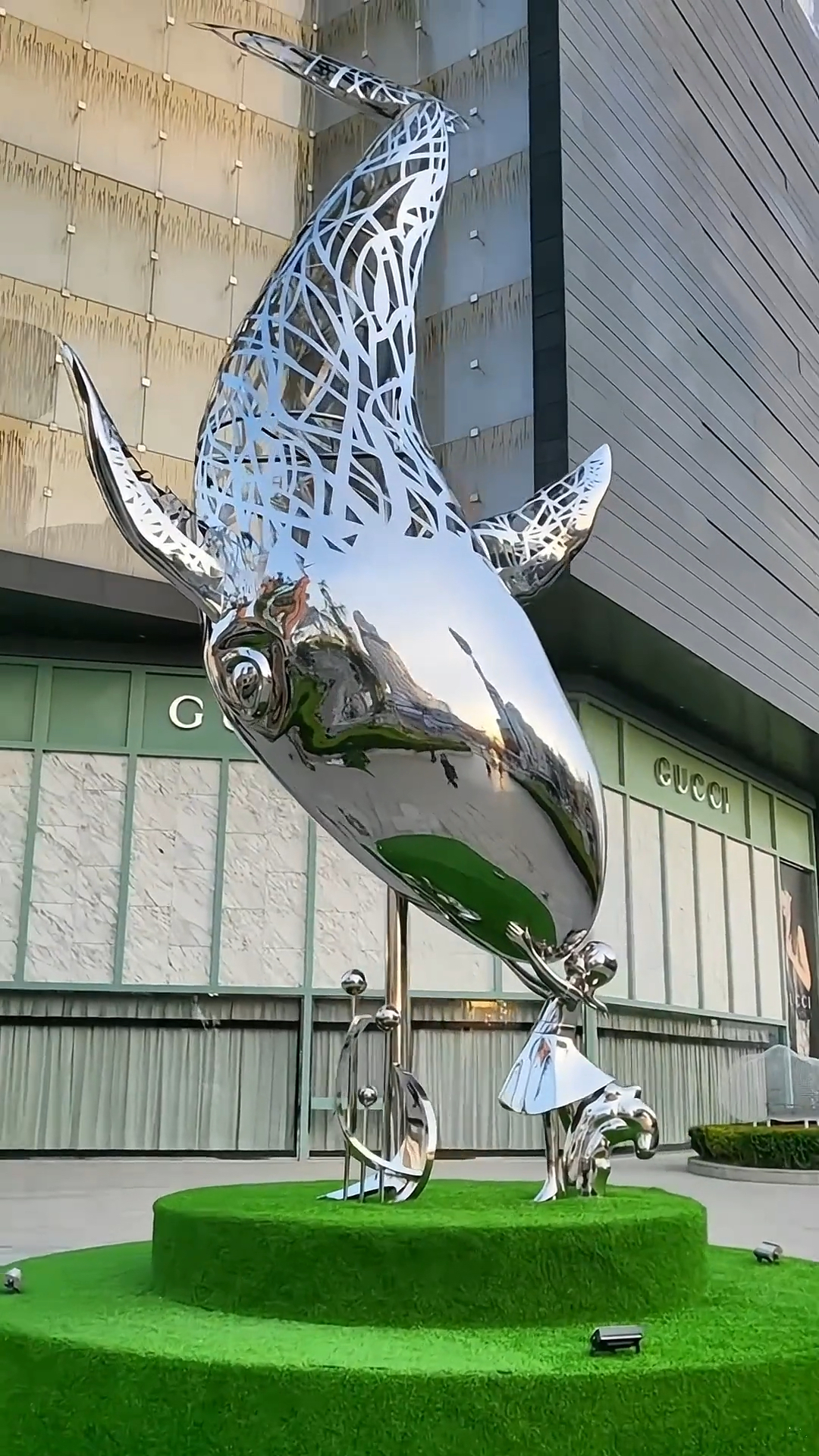 雕塑也有些补一下你的寓意,小孩亲吻鱼类