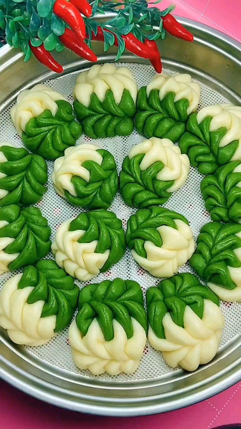 为什么很多人用菠菜汁和面做出的美食都掉色了呢?今天我把正确的方法分享给大家