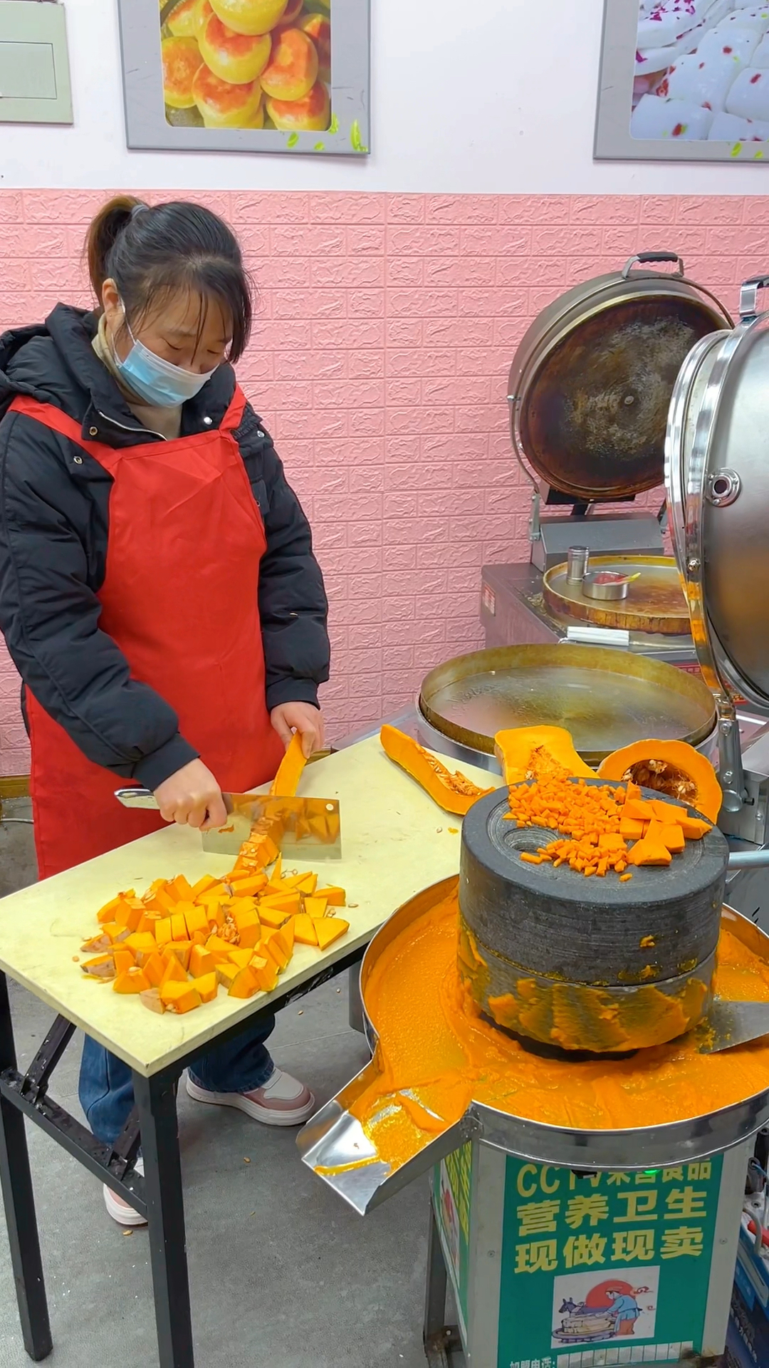 南瓜饼做法:南瓜300克,酵母10克,泡打粉8克,白糖50克,牛奶100克