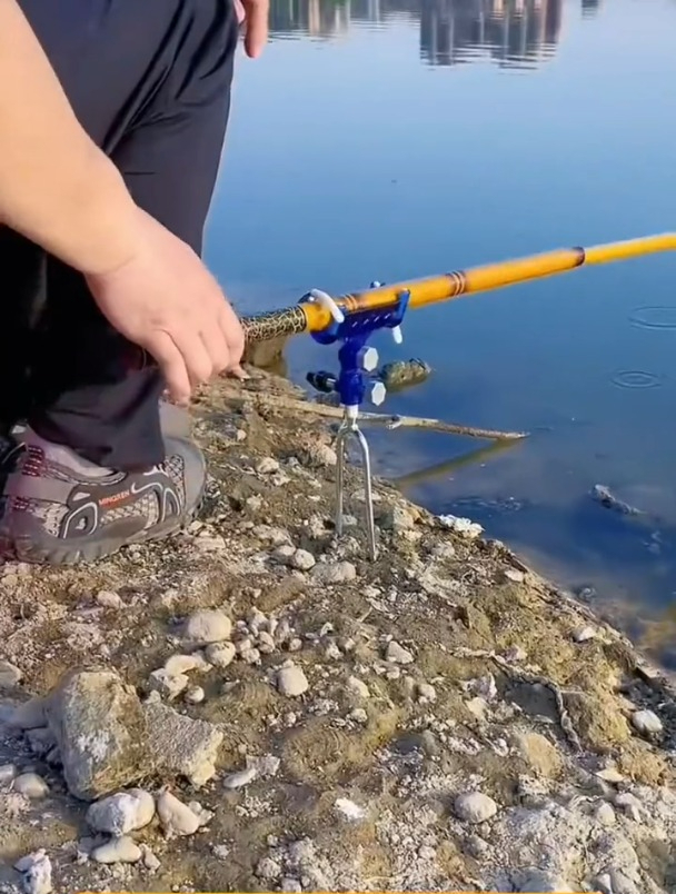 老款钓鱼支架不稳携带还不方便,老钓友想出这方法解决难题!
