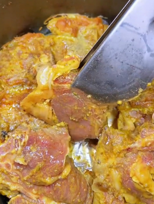 新疆特色美食馕坑肉在家也能做出,色泽金黄金黄的,简单好吃