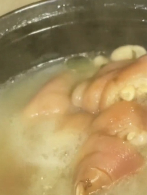 冬天给家人做一碗老妈蹄花汤,暖心又暖胃