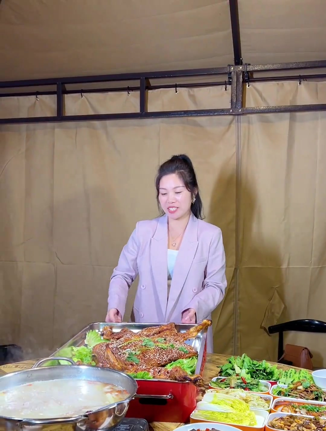三十六斤的烤全羊还有一只烤鸡和八个配菜这么划算你还不安排一个
