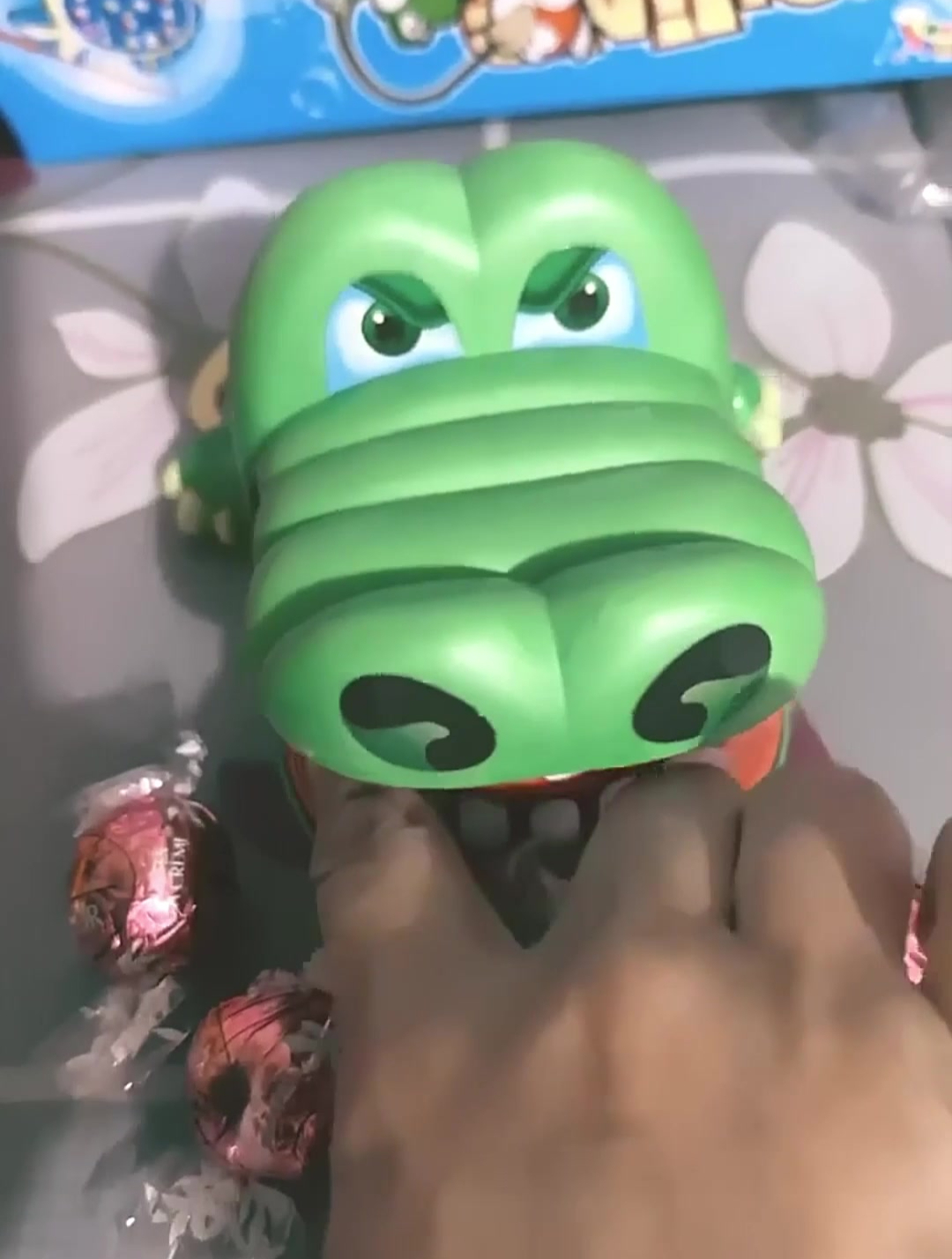 玩具ASMR:嘴鳄鱼配糖果