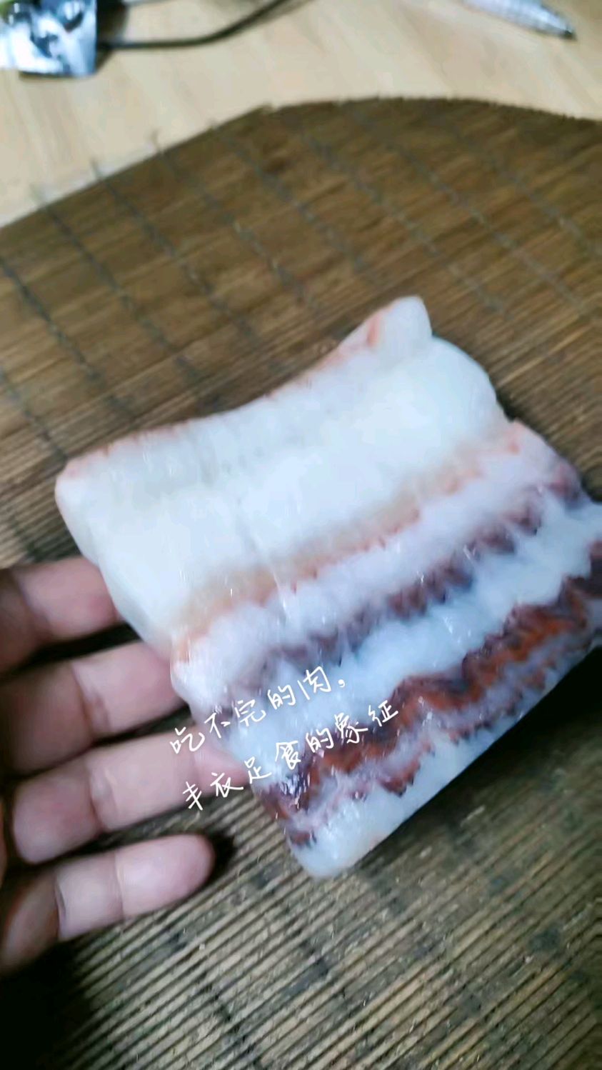 产地广西的肉石形态逼真,栩栩如生,吃不完的肉是丰衣足食的象征