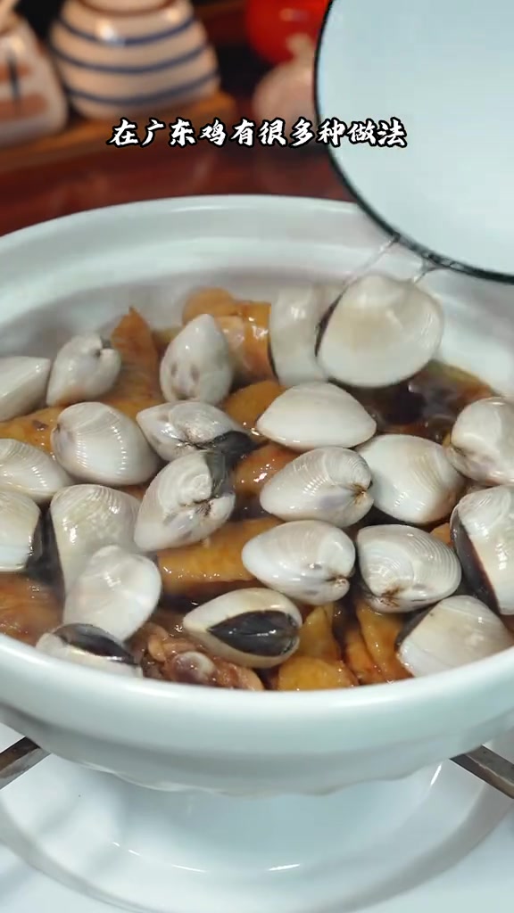 在广东鸡有很多种做的法,这个酱香浓郁的,鲍汁黄焖鸡