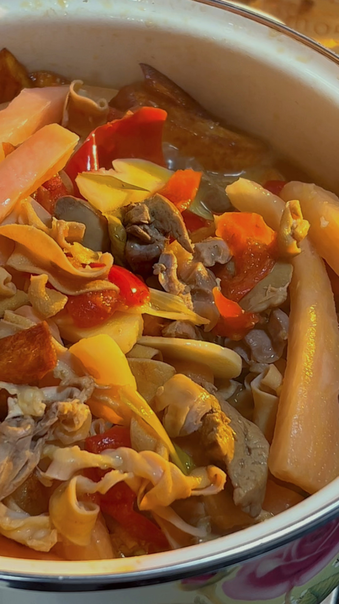 干锅鸡杂自己在家做,最爱的酸萝卜可以多放一点啦