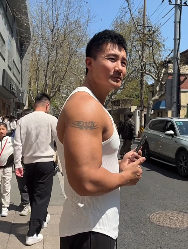 肌肉男路上的回头率,你们觉得男人哪点最重要