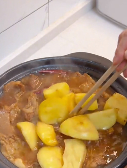 好吃到满地打滚的牛排骨炖土豆