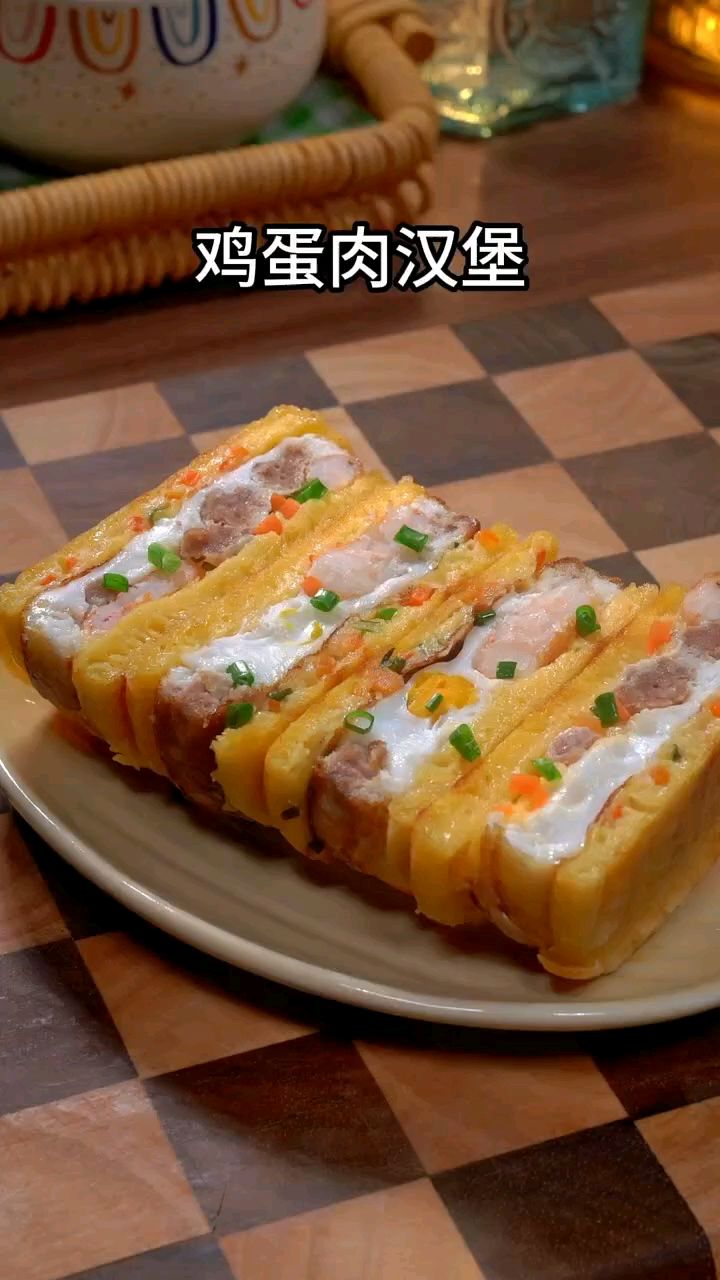 孩子早餐点名要吃的鸡蛋肉汉堡,在家做也用不了几分钟,外酥里嫩,营养又好吃