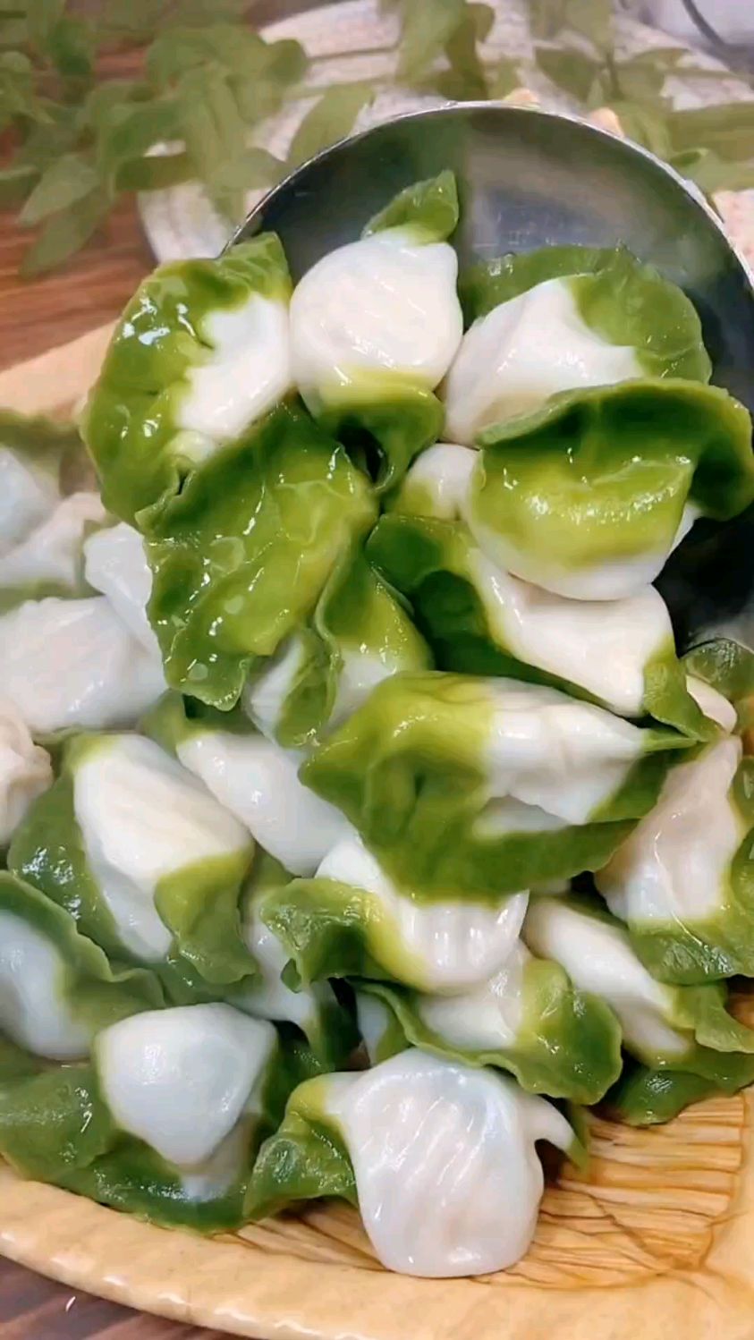立冬来了,吃饺子,今天英姐给家人包了既好看又好吃的百材翡翠饺子