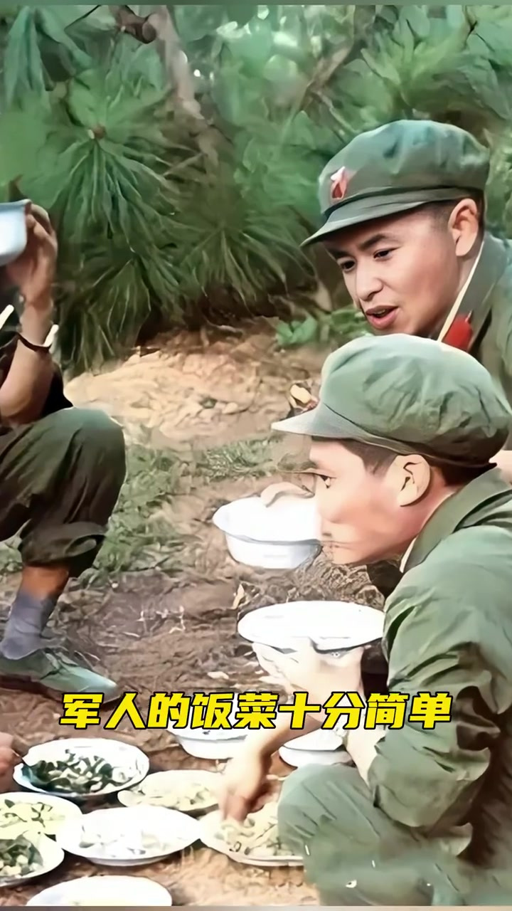 70年代,军人蹲着吃饭时的珍贵照片,军人们的饭菜十分简单!