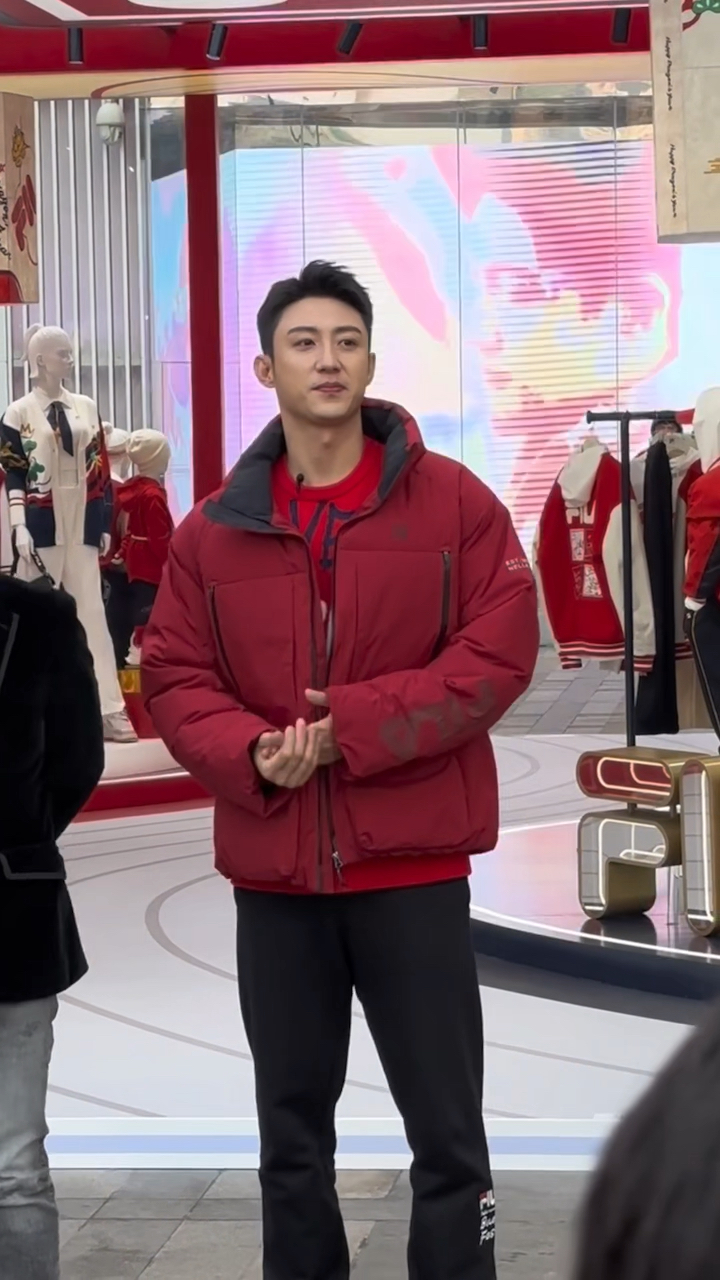黄景瑜一袭红色羽绒服出席活动,精神小伙帅气十足!