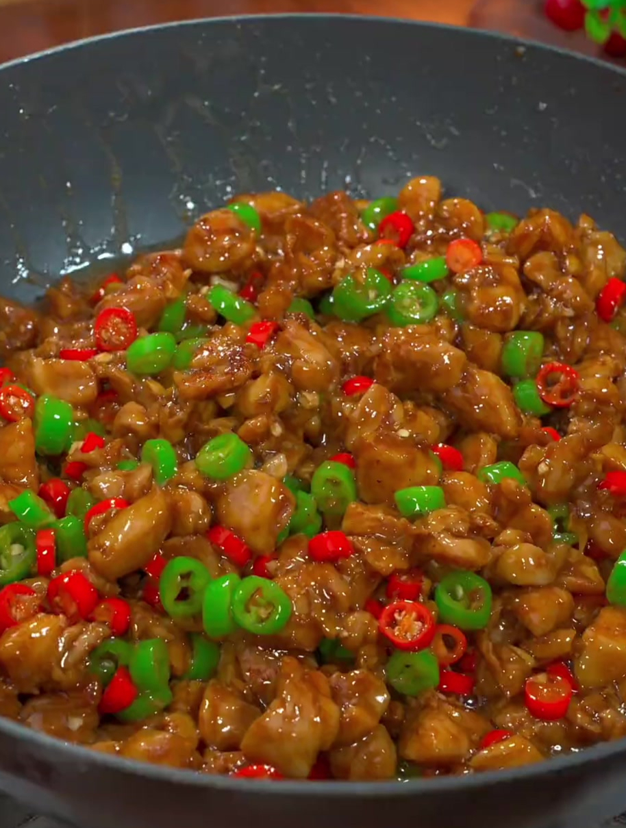 这道双椒鸡丁,麻辣鲜香,太下饭了