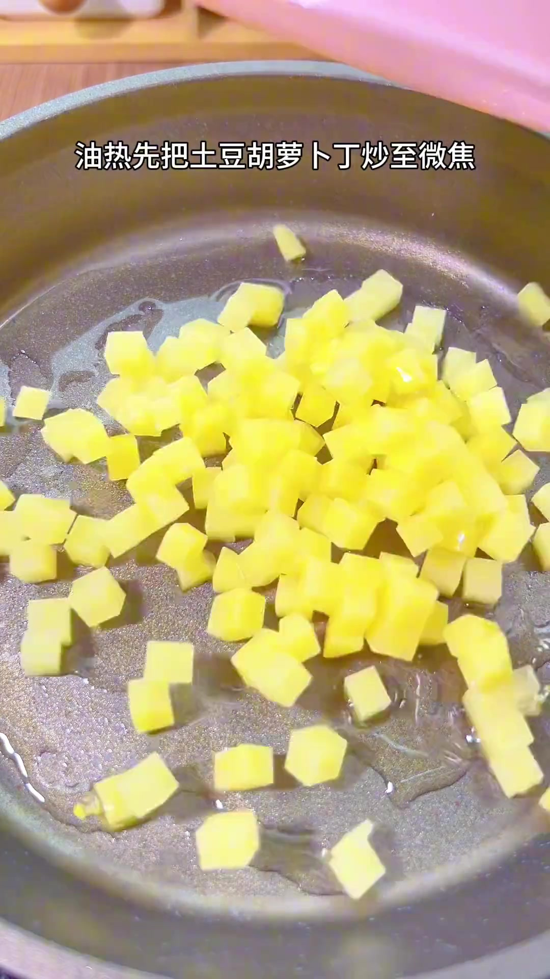 夏天一定要给宝宝做这个牛肉炖土豆,裹满汤汁的米饭鲜香美味