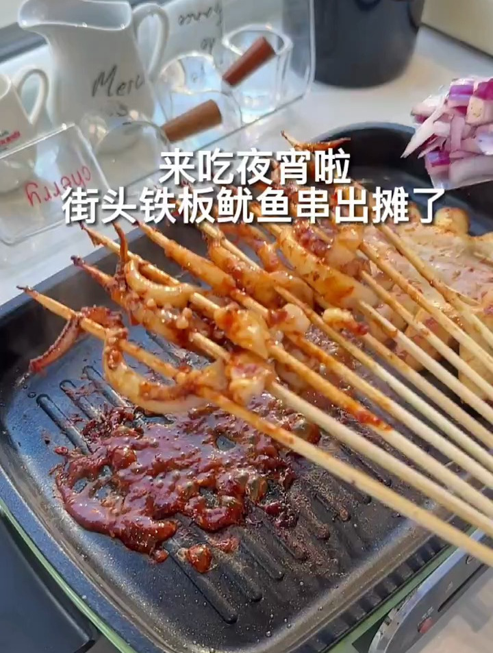 街头火爆鱿鱼串出摊啦,快来吃夜宵