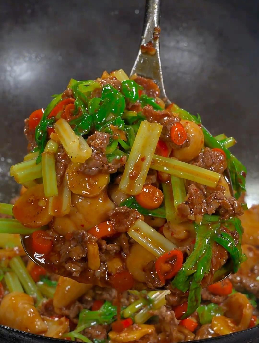 干锅牛肉肥肠这样一炒香香辣辣的超级好吃