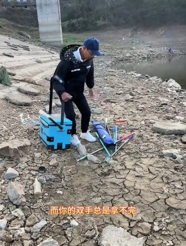 大包小包钓鱼太累!瞧这小伙包搞定,大鱼也没少钓!