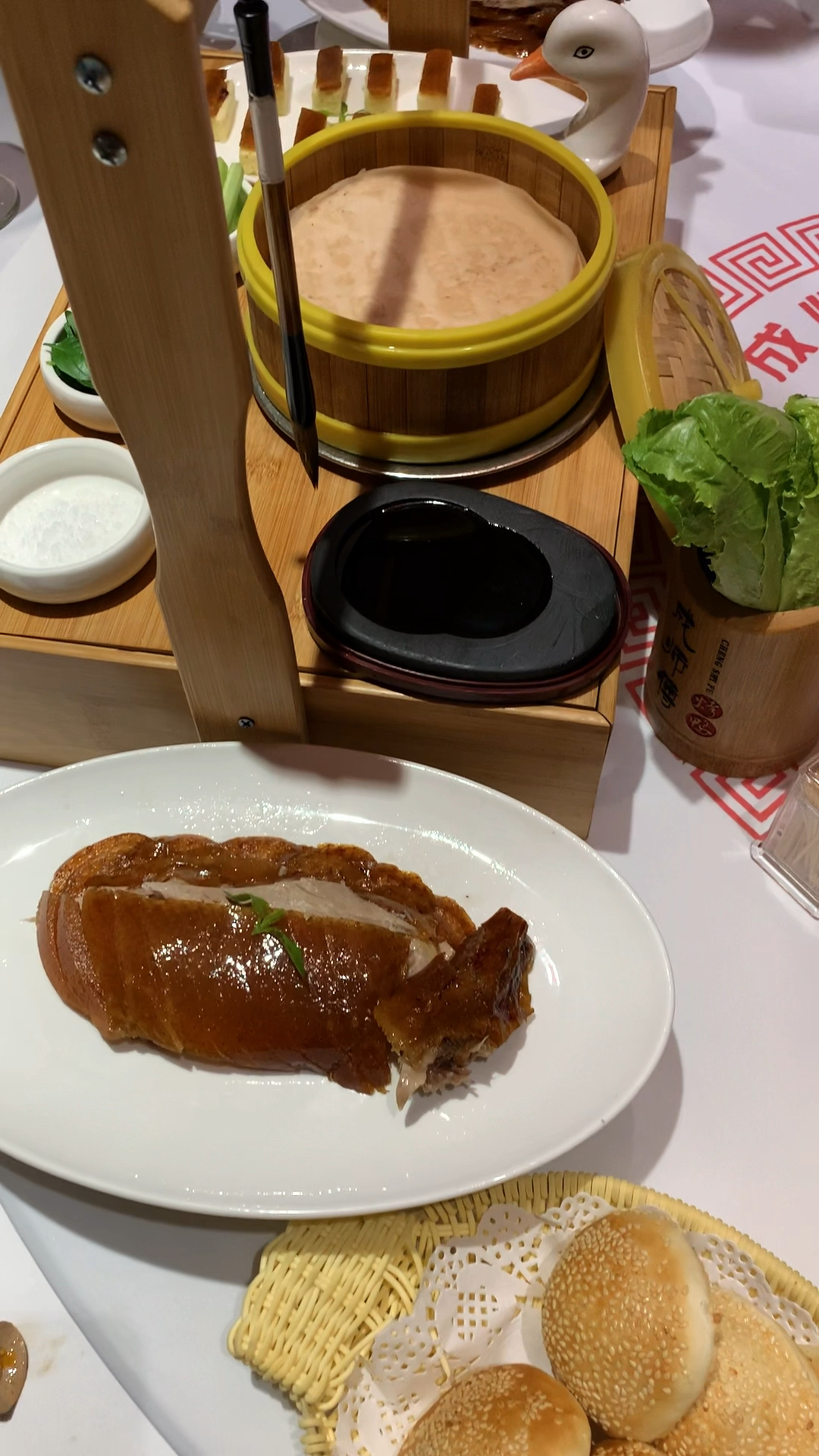 河南美食,成师傅汴京烤鸭,枣木烤制,色泽金黄,皮酥肉香,搭配卷饼芝麻盖烧饼都好吃