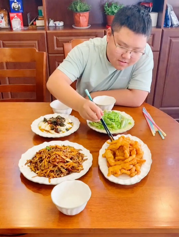 看见小酥肉眉开眼笑