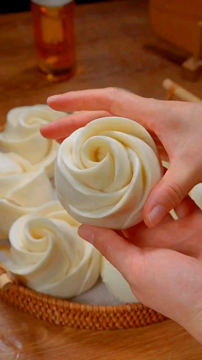 今天用一次性发的方法蒸了一锅玫瑰花馒头,蓬松鲜软,好看又好吃。家常美食每天更新