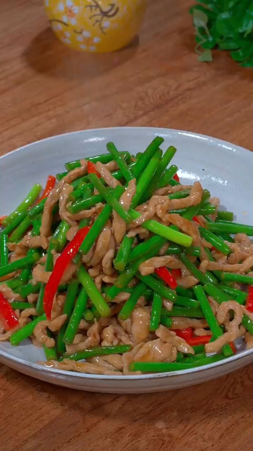 蒜苔炒肉丝这样做